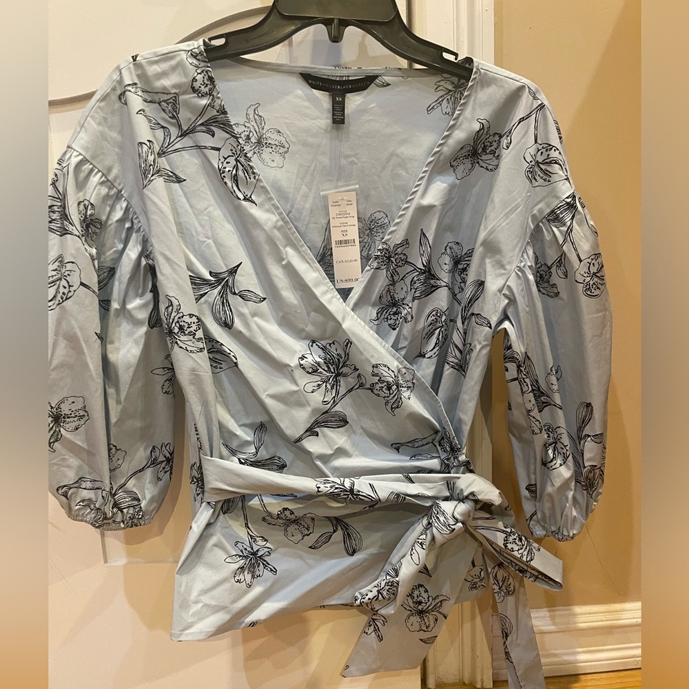 Woman’s puffy sleeve shirt size XS